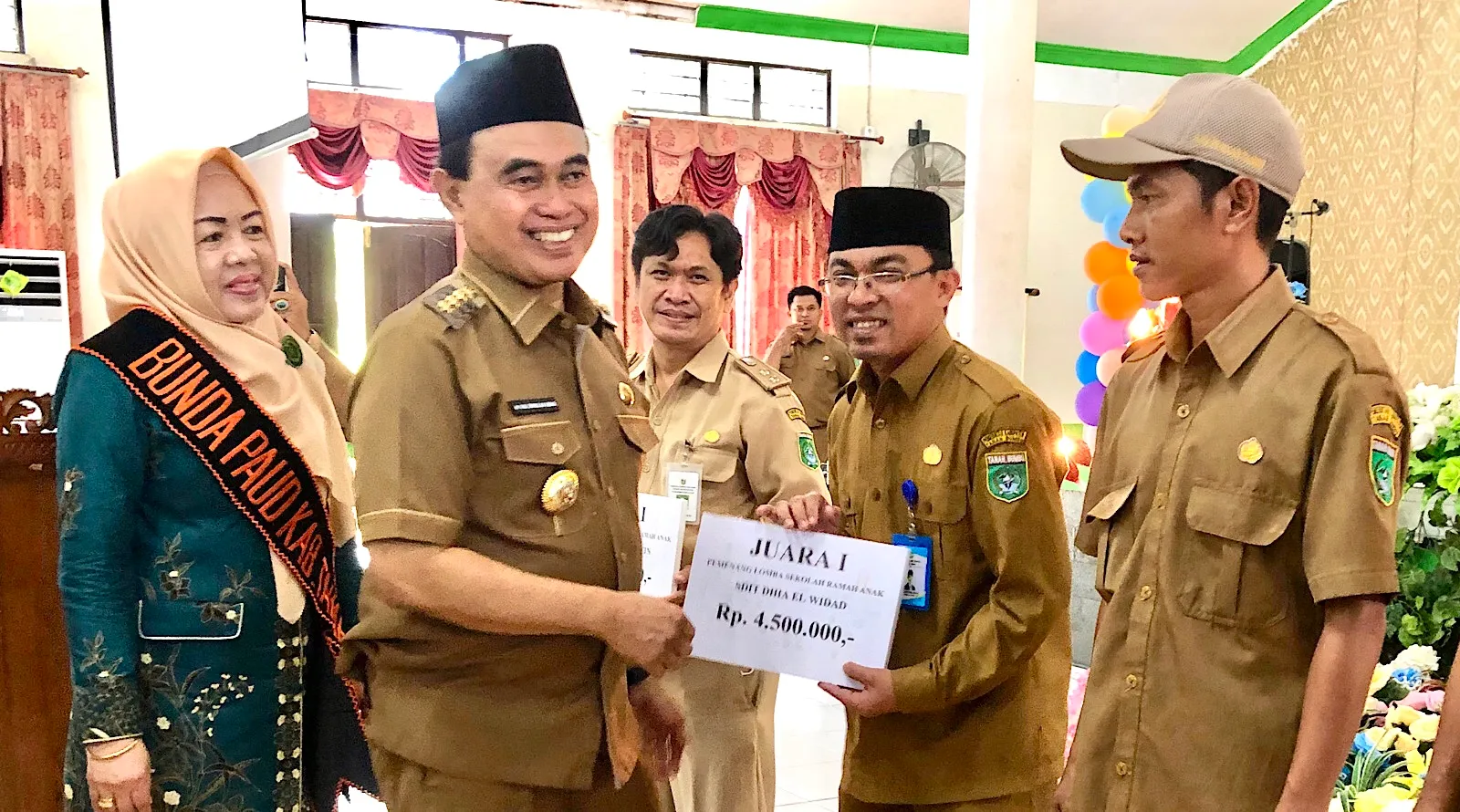  Penyerahan Penghargaan Juara Sekolah Ramah Anak Tingkat Kabupaten oleh Bupati 