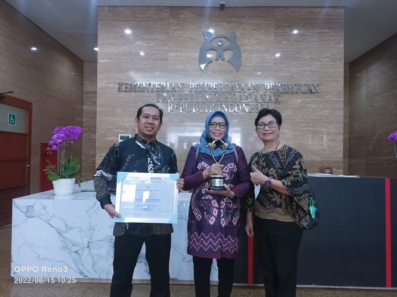 Menerima Piagam dan Trophy Penghargaan Kabupaten/Kota Layak Anak (KLA) Tahun 2022 oleh Kementerian PPPA Jakarta
